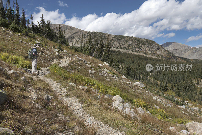 背包客徒步旅行的印第安山峰荒野布坎南山口trail科罗拉多州