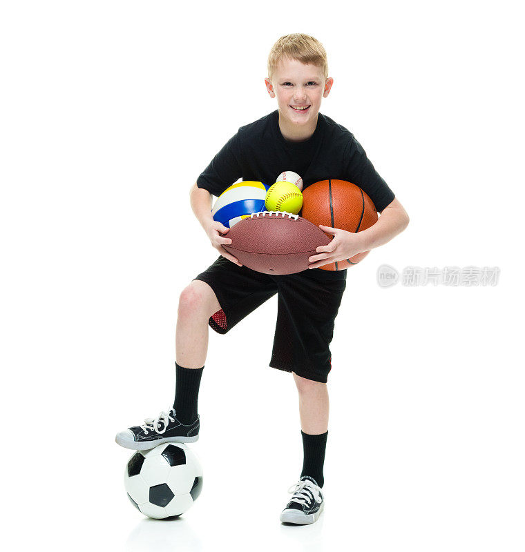 微笑的小男孩拿着运动球