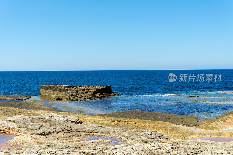 多岩石的海岸线