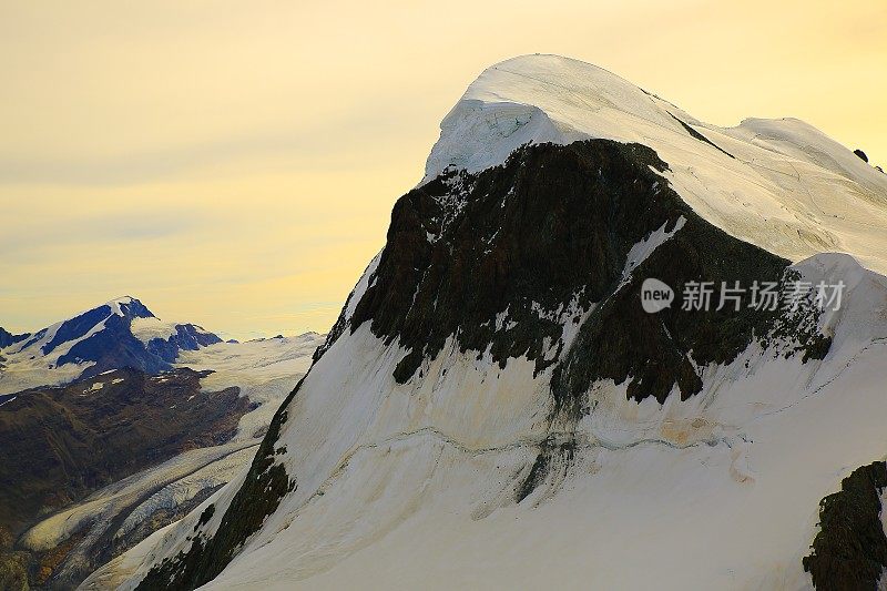 小登山者在布赖托恩山顶徒步旅行，戈纳冰川-瑞士阿尔卑斯山