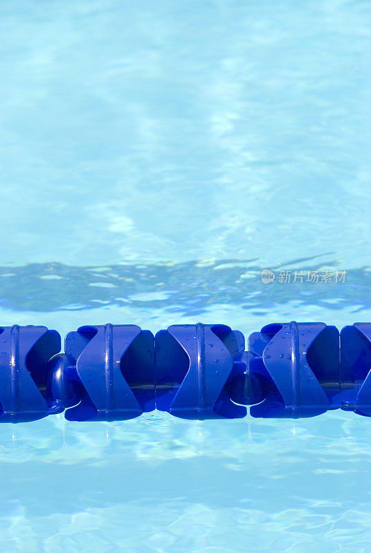 蓝色游泳池泳道线标记在水的垂直