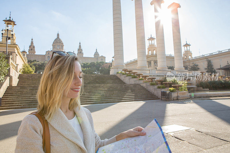 巴塞罗那的女游客在看地图