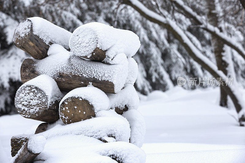 堆在雪中的柴火