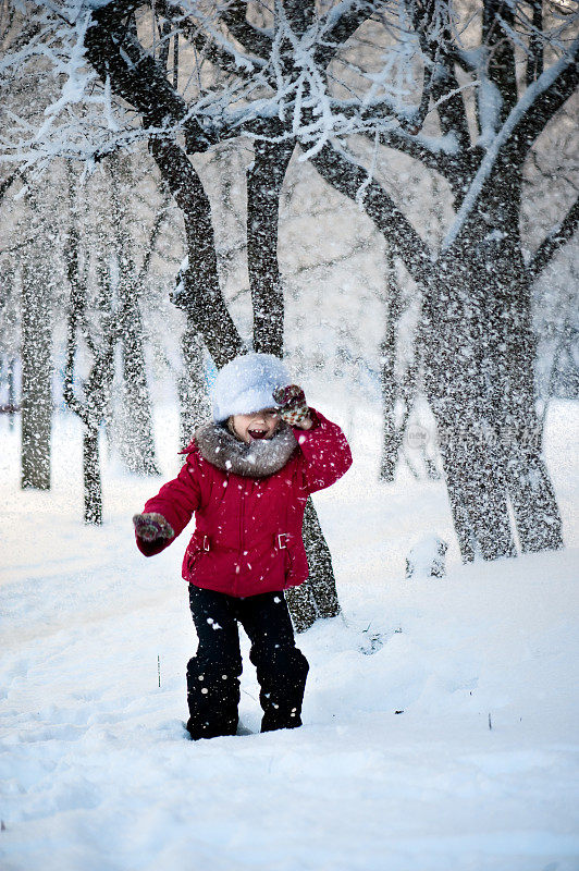 小女孩在下雪