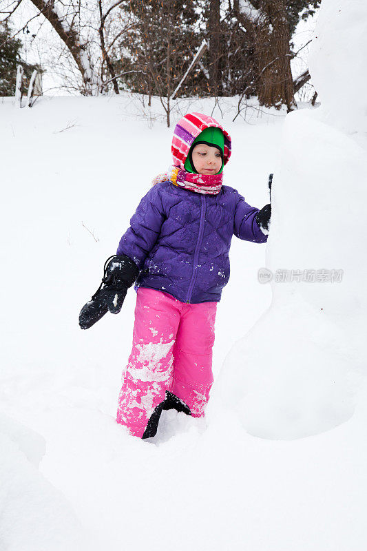 小女孩在雪上玩