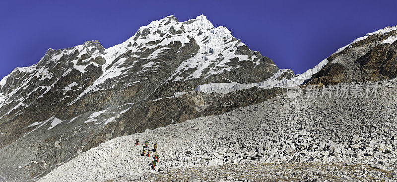 夏尔巴人携带探险队装载喜马拉雅山尼泊尔