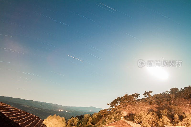 长时间曝光拍摄夜晚天空