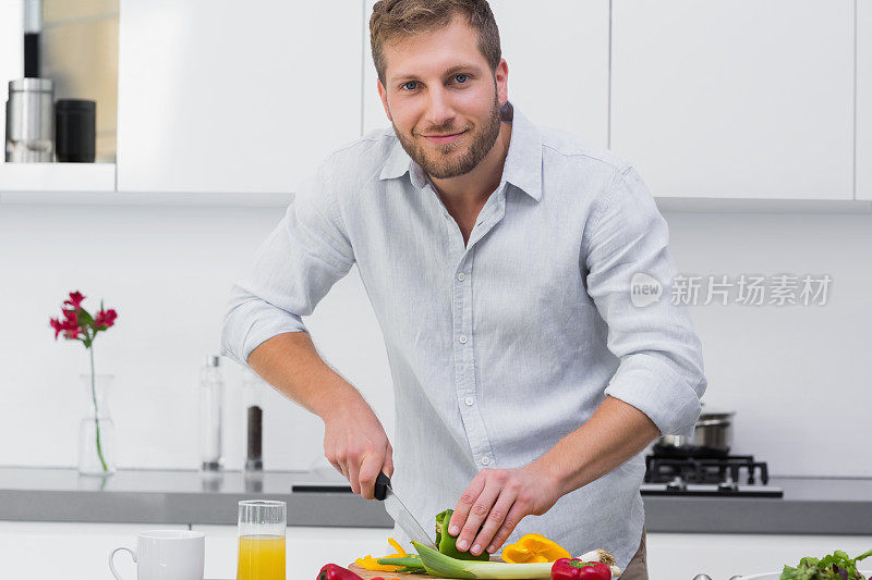 快乐的男人切蔬菜