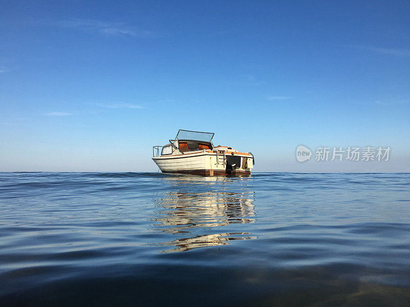 平静海面上的小船