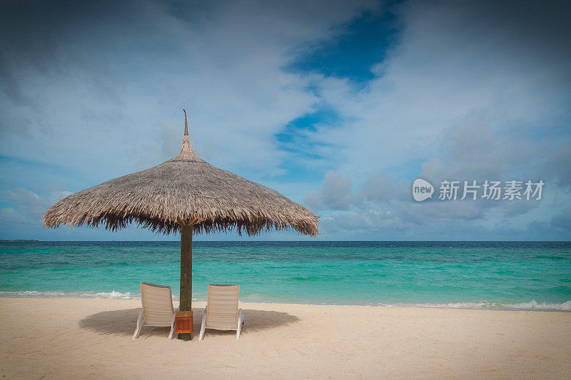 沙滩遮阳伞和太阳躺椅