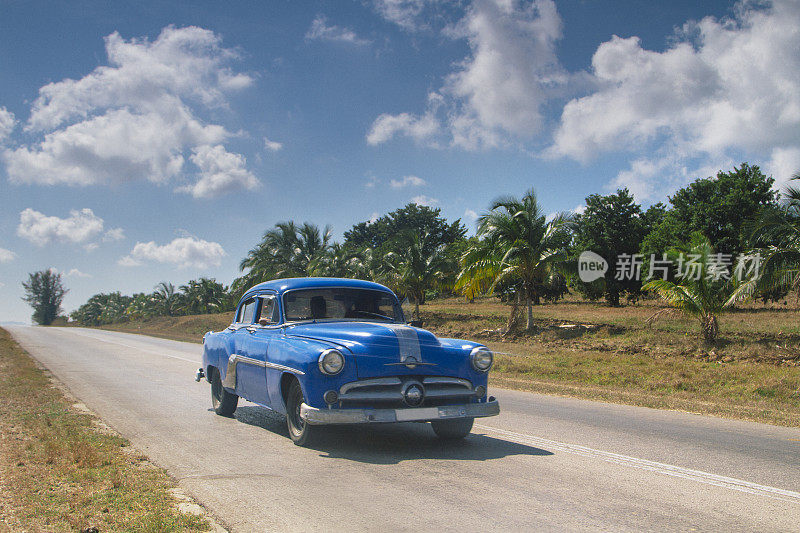 哈瓦那高速公路上的蓝色老爷车