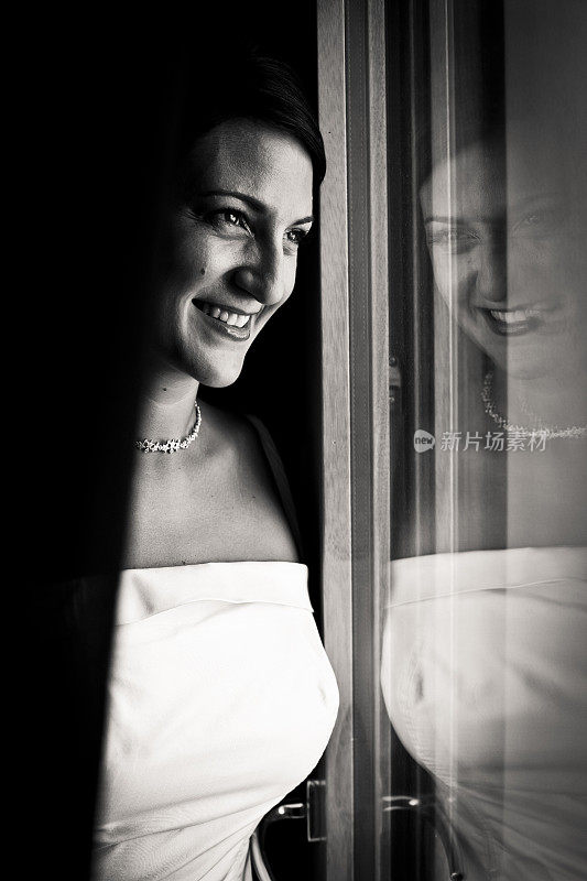 快乐的女人透过窗户看