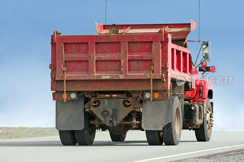 高速公路上的红色自卸卡车