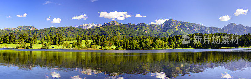 在德国巴伐利亚的全景场景，阿尔卑斯山在湖中镜像