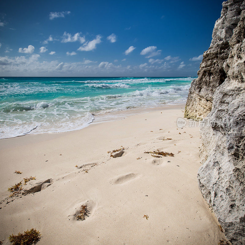 海浪和海滩上的岩石