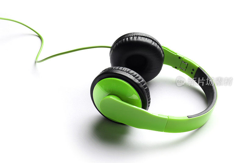 现代绿色耳机上的白色背景近景