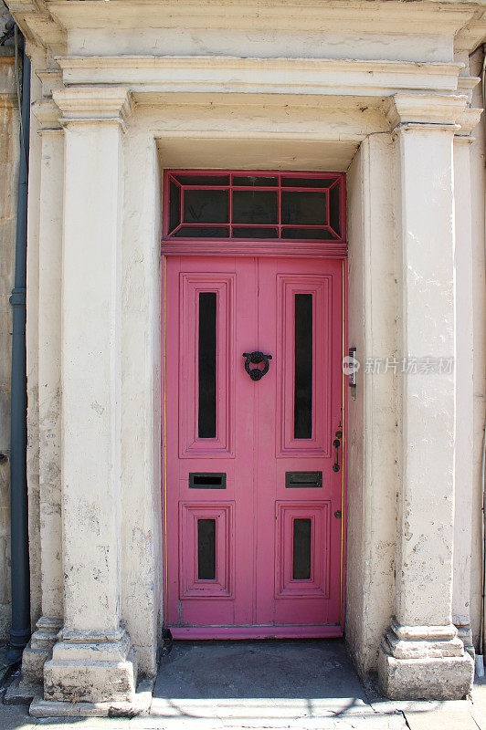 格鲁吉亚风格的房子，巴斯石，粉红色的前门