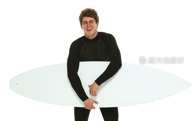 微笑的冲浪者拿着冲浪板