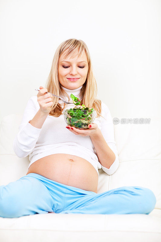 年轻健康孕妇吃沙拉