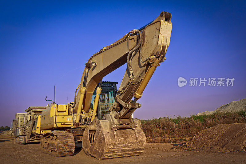 夕阳下的道路施工现场