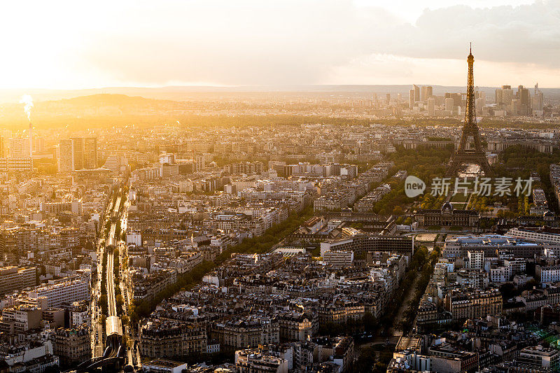 戏剧性的日落在巴黎春天的傍晚鸟瞰图