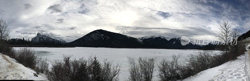 山顶和硫磺山的全景，从朱红湖，班夫，班夫国家公园，亚伯达，加拿大