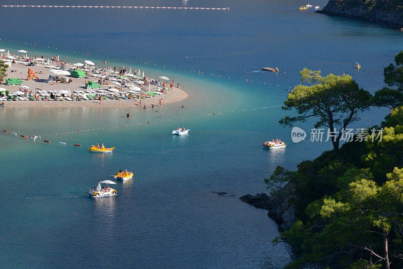 你在排水沟里