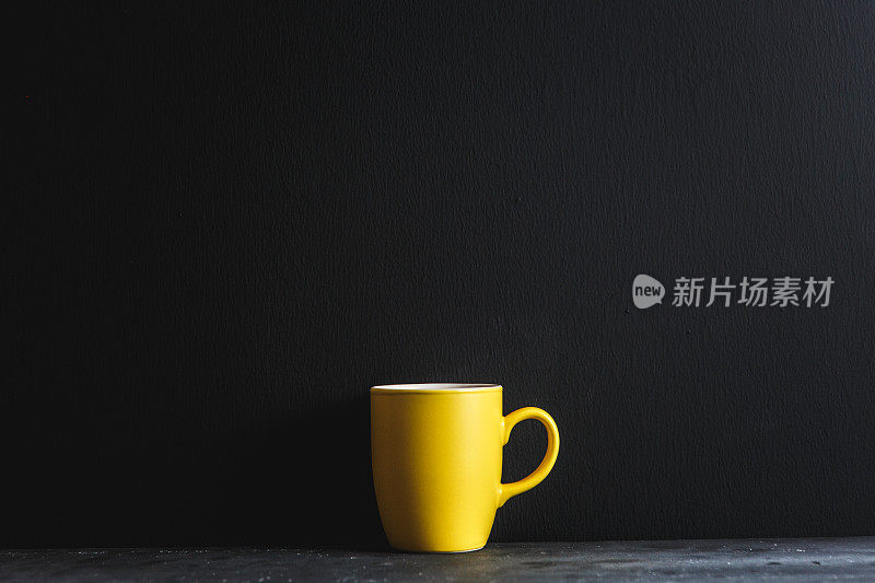 黄色的咖啡杯和黑板