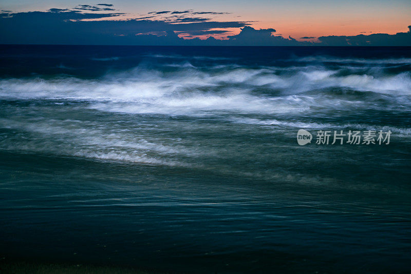 夜晚的大海