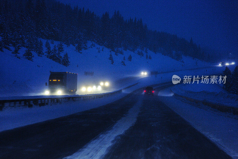 科罗拉多州际70号州际落基山脉雪暴风雪夜交通