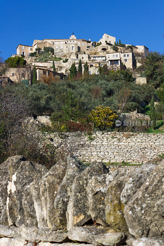 Gordes:风景如画的法国中世纪村庄，位于Vaucluse区