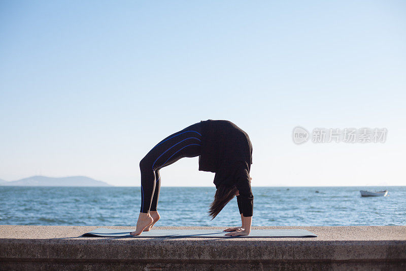 在海边做瑜伽的女人