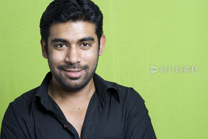 一个年轻的印度成年男性