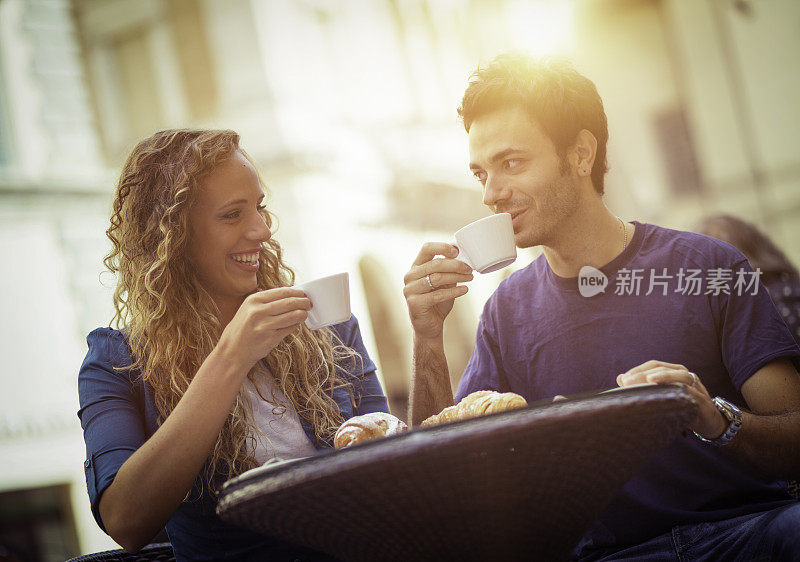 年轻夫妇享用传统的意大利早餐