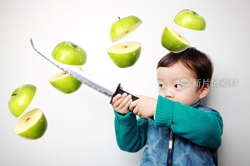 可爱的亚洲儿童切水果
