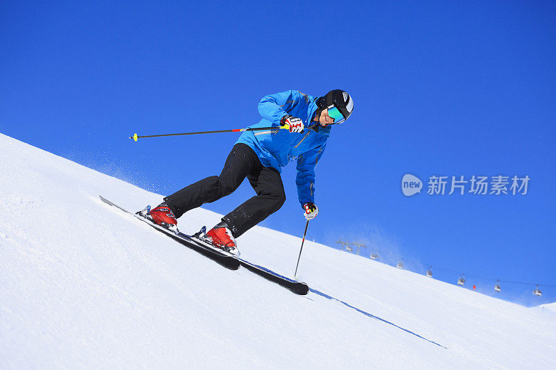 美丽成熟的男人滑雪滑雪在阳光明媚的滑雪场滑雪