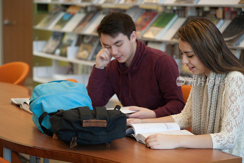 青少年在图书馆学习