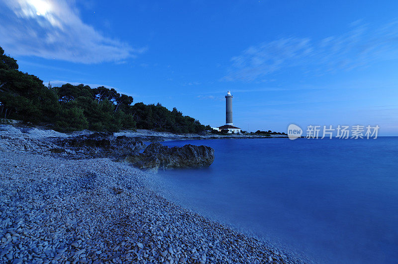 黄昏时有灯塔的海角