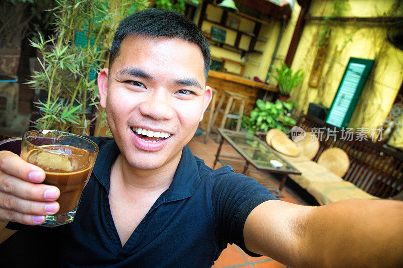 越南单身中年男子在河内咖啡馆模拟自拍
