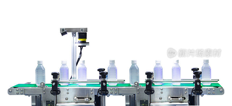 生产线上的水瓶隔离在白色上