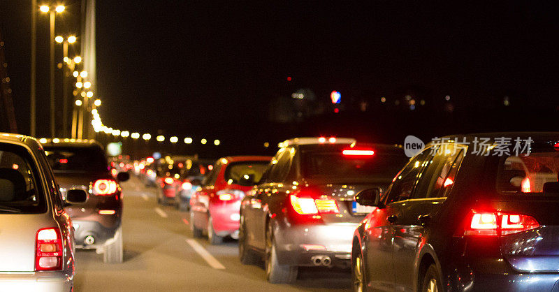 晚上城市里汽车排成一排，造成交通堵塞