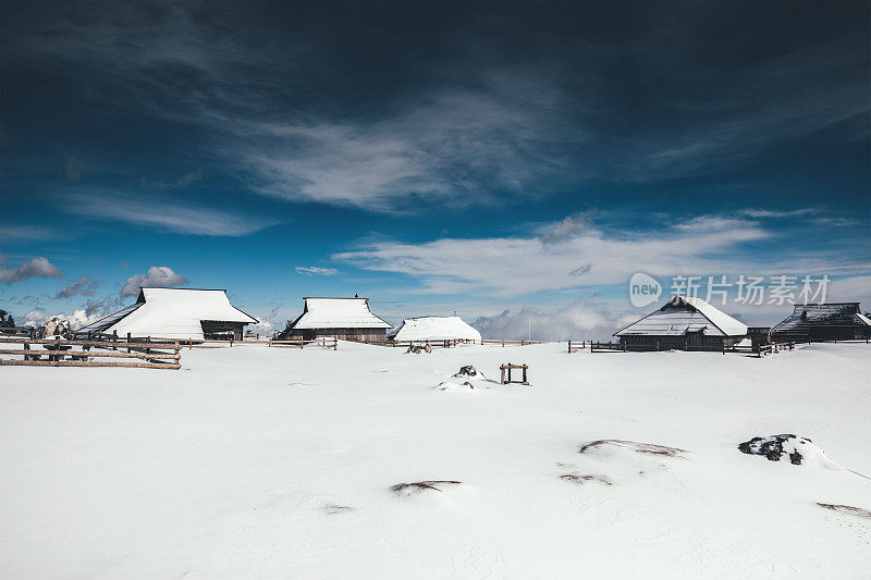 冰雪覆盖的山村