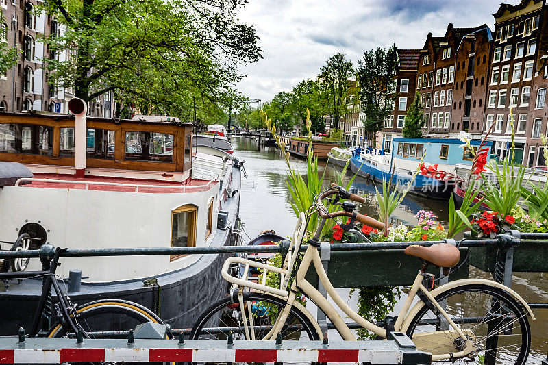 自行车，船屋，运河和阿姆斯特丹的城市景观