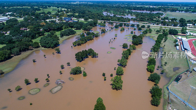 飓风哈维穿过德克萨斯州哥伦布镇的洪水破坏路径的鸟瞰图