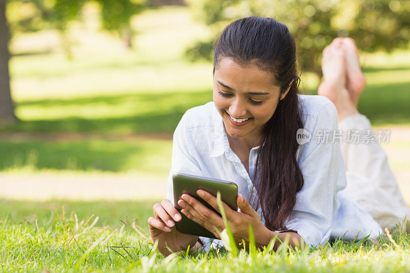 女人在公园放松的时候发短信