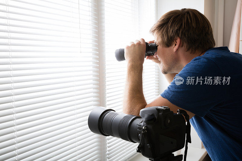 男人用双筒望远镜侦察