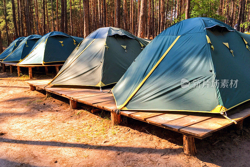 森林中木制平台上的童子军或游客帐篷。