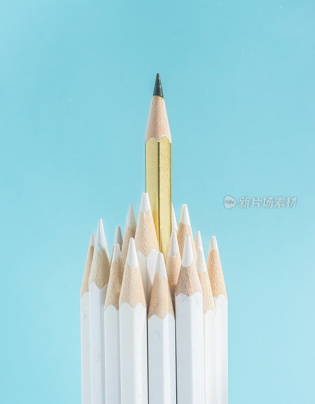 许多白色铅笔和一个彩色铅笔站在纸的背景