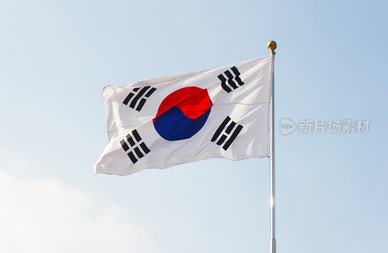 蓝天背景下飘扬的韩国国旗。