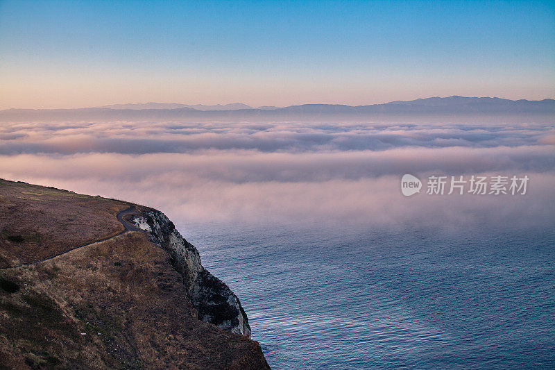 从加州圣克鲁斯岛眺望海洋层雾到大陆